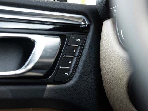 Certified 2026 Porsche Macan AWD/4WD image 18