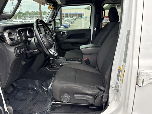 Used 2020 Jeep Wrangler Unlimited Sahara AWD/4WD image 16
