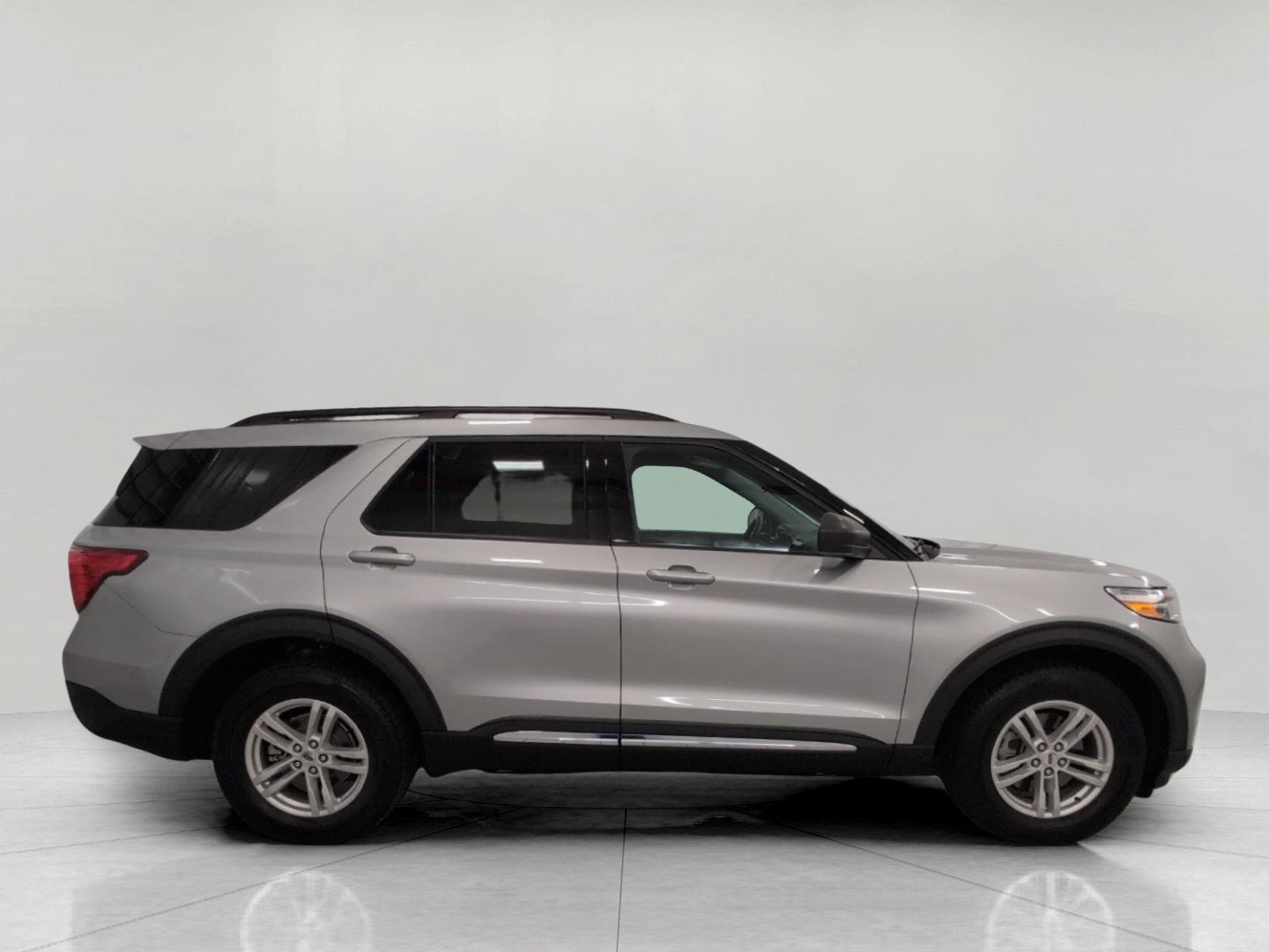Used 2024 Ford Explorer XLT w/ Equipment Group 202A AWD/4WD image 39