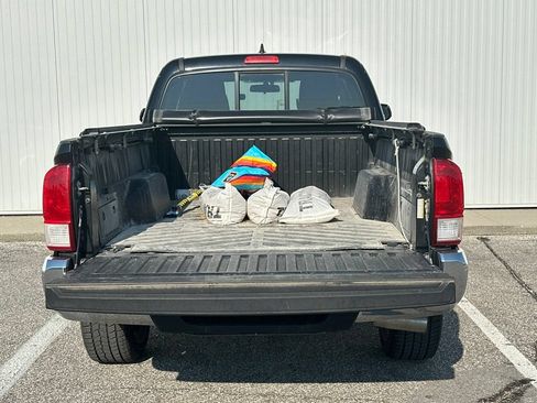 Used 2017 Toyota Tacoma SR5 AWD/4WD image 19