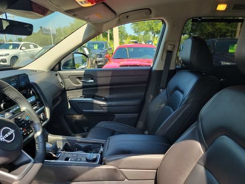 Used 2023 Nissan Pathfinder SL AWD/4WD image 19