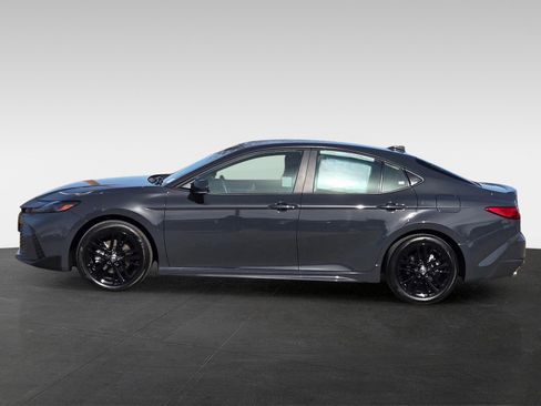 Used 2025 Toyota Camry SE image 7