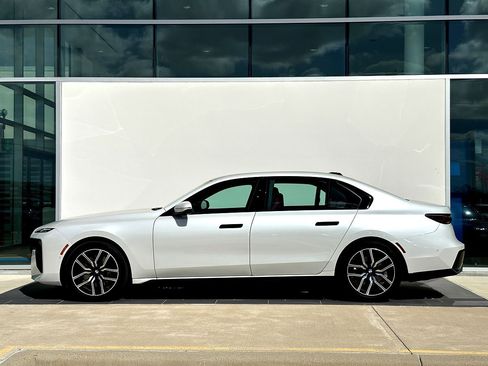 Certified 2025 BMW 740i image 8