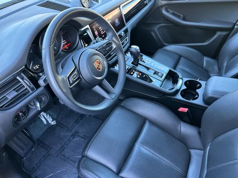 Certified 2025 Porsche Macan AWD/4WD image 4