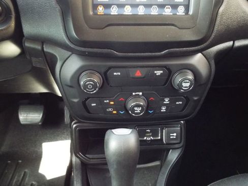 Used 2018 Jeep Renegade Latitude image 14