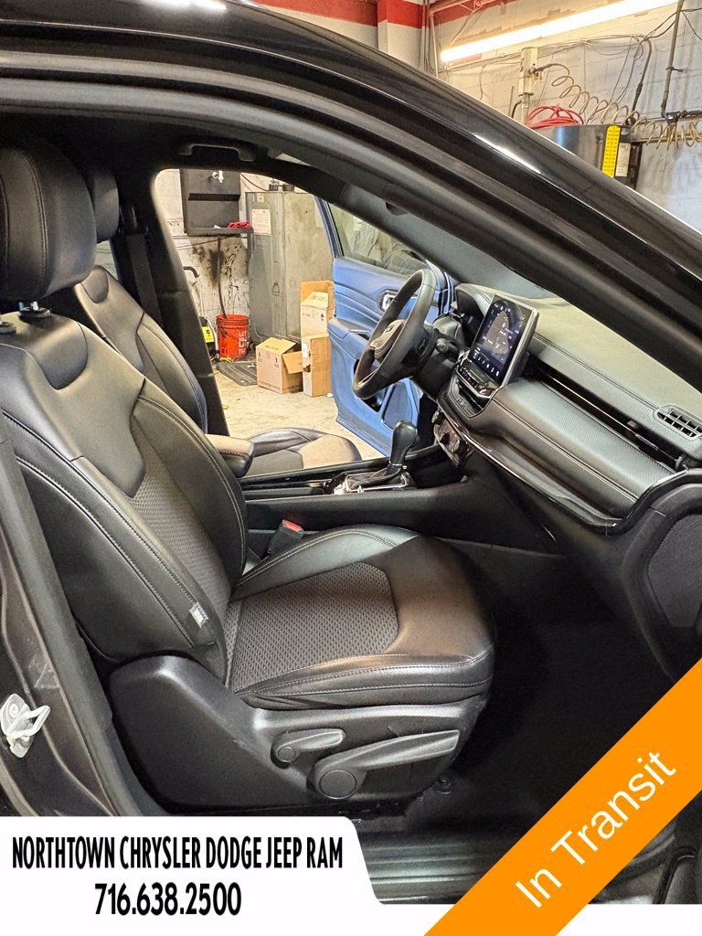 Used 2023 Jeep Compass Latitude w/ Convenience Group AWD/4WD image 14