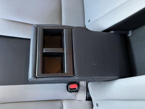 Used 2018 Toyota RAV4 Limited image 29