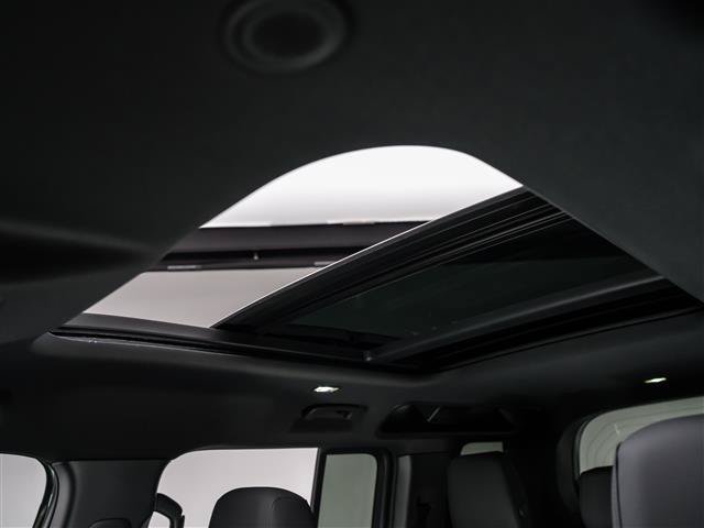 New 2026 Land Rover Defender 110 X-Dynamic SE AWD/4WD image 13