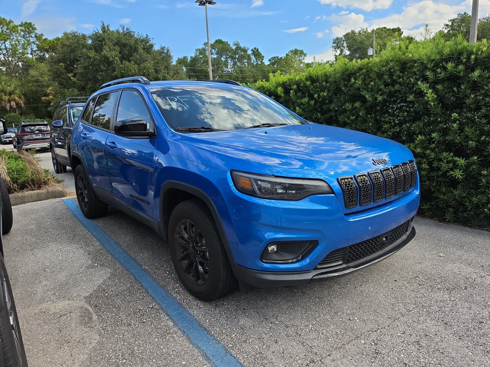 Used 2023 Jeep Cherokee Altitude Lux AWD/4WD image 2