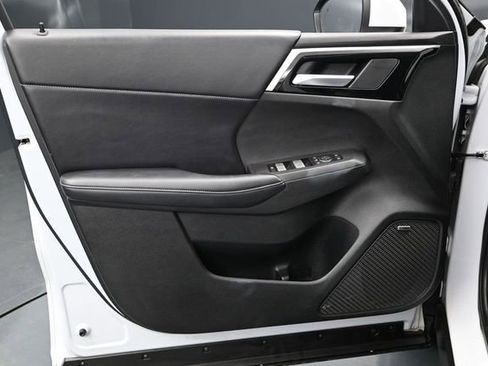 Used 2025 Mitsubishi Outlander AWD image 17