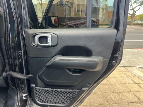 Used 2020 Jeep Gladiator Overland AWD/4WD image 31