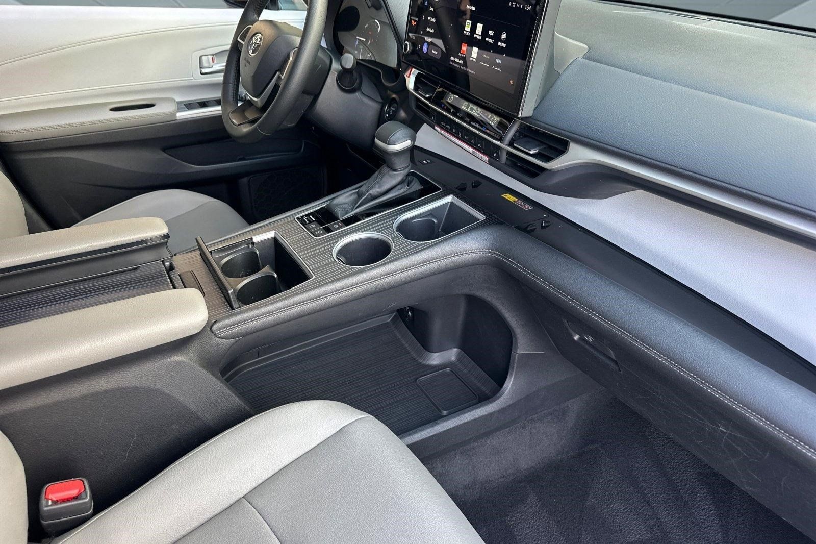 Used 2026 Toyota Sienna XLE FWD image 33
