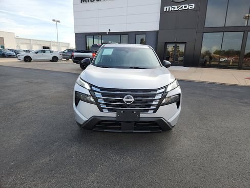 Used 2024 Nissan Rogue S image 2