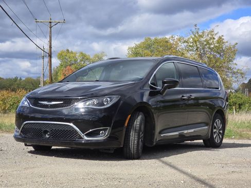 Used 2020 Chrysler Pacifica Touring-L image 9