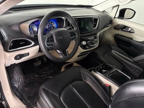 Used 2023 Chrysler Pacifica Touring-L FWD image 16