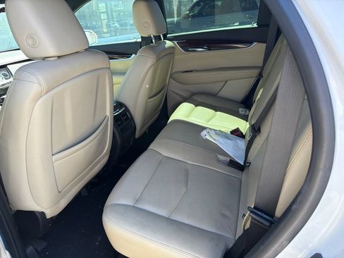 Used 2019 Cadillac XT5 Luxury w/ LPO, Radiant Package FWD image 9