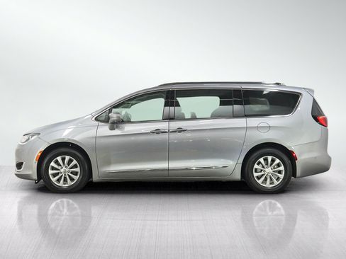 Used 2019 Chrysler Pacifica Touring-L w/ Advanced Safetytec Group FWD image 2