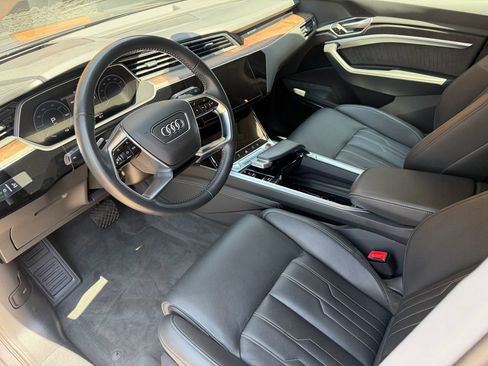 Used 2019 Audi e-tron Prestige w/ Prestige Package AWD/4WD image 2