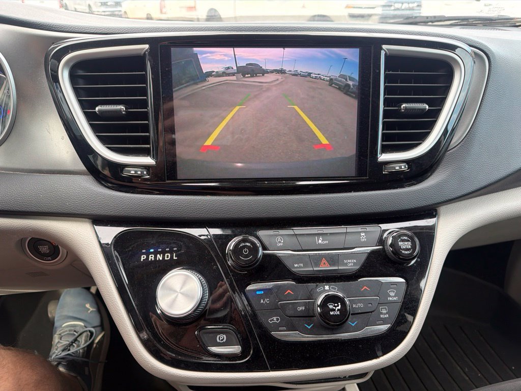 Used 2022 Chrysler Pacifica Touring-L FWD image 21