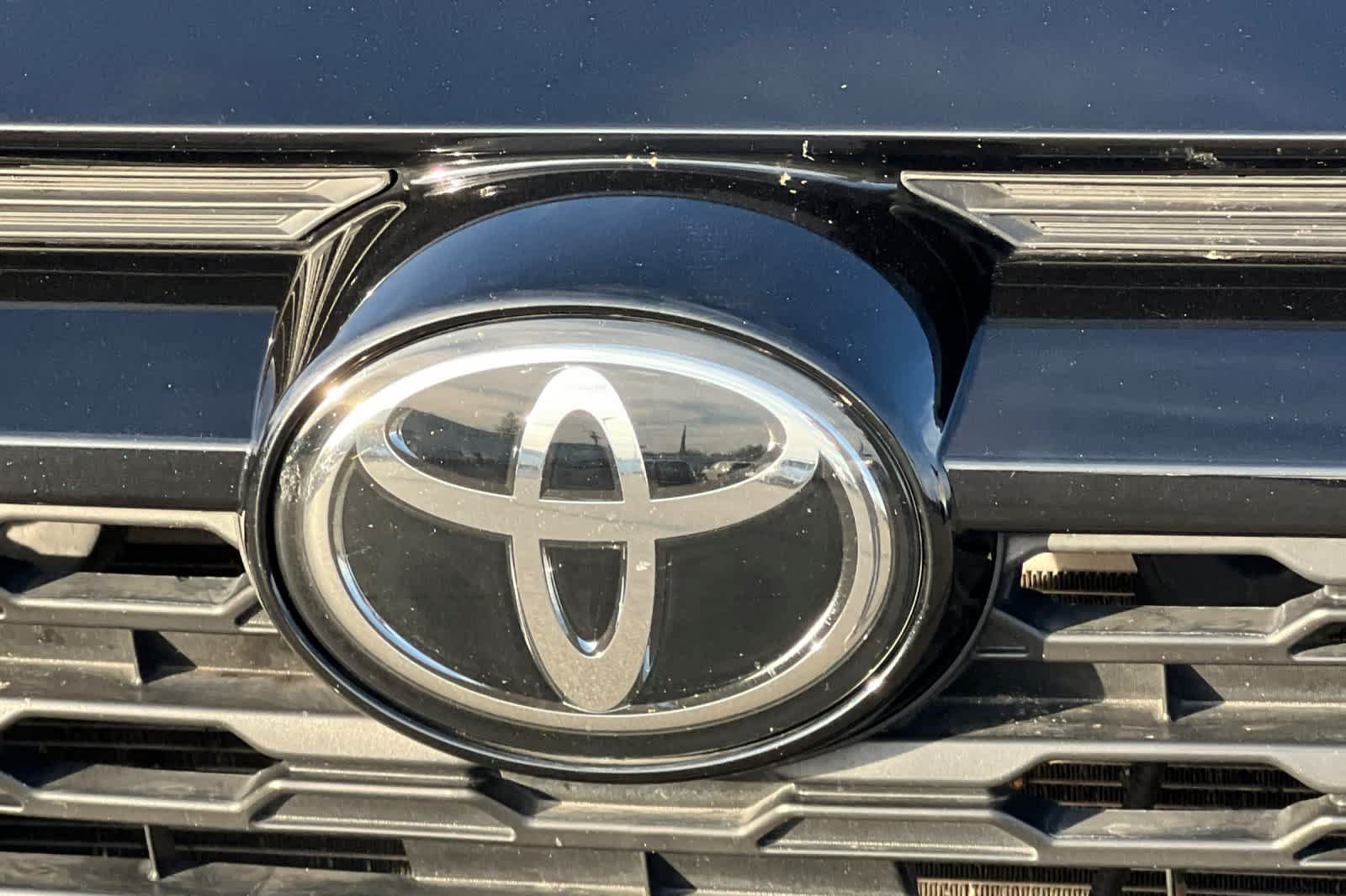 Used 2025 Toyota RAV4 XLE FWD image 16