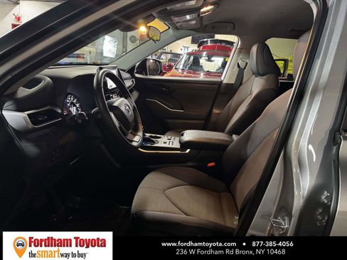 Used 2024 Toyota Highlander LE AWD/4WD image 16