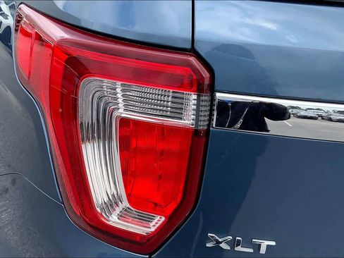 Used 2018 Ford Explorer XLT w/ Equipment Group 202A FWD image 28