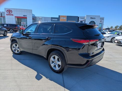 Certified 2023 Toyota Highlander LE image 5