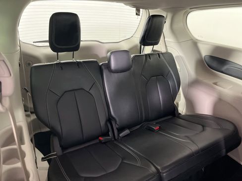 Used 2024 Chrysler Pacifica Touring-L image 9