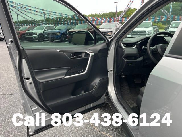 Used 2024 Toyota RAV4 LE AWD/4WD image 4