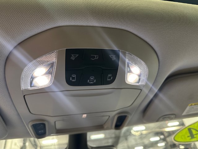 Used 2024 Chrysler Pacifica Limited AWD/4WD image 16