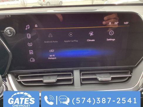 Used 2025 Chevrolet Trax RS w/ Sunroof Package image 3