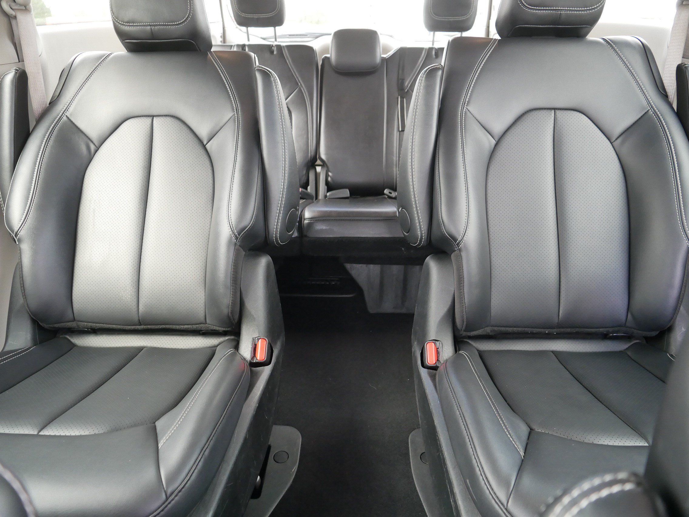 Used 2024 Chrysler Pacifica Limited FWD image 13