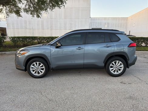 Used 2025 Toyota Corolla Cross LE image 2