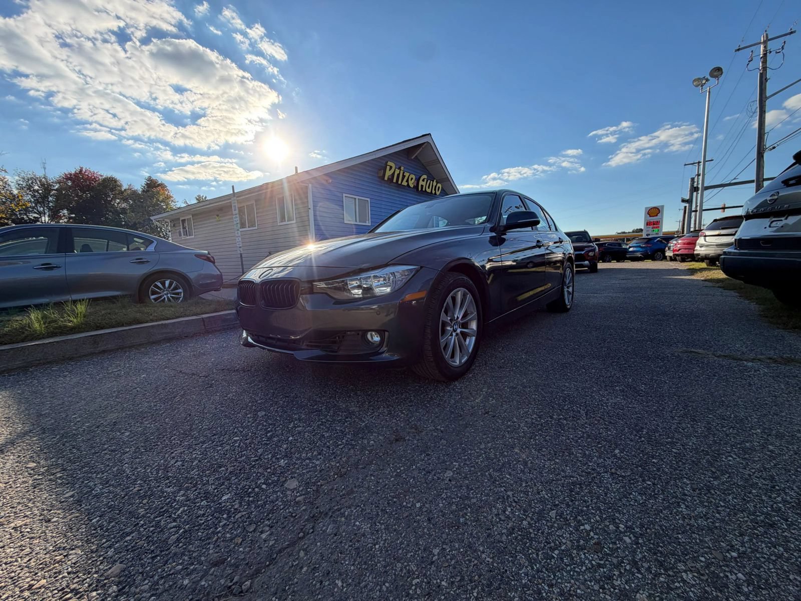 Used 2017 BMW 320i xDrive Sedan w/ Driver Assistance Package AWD/4WD image 1