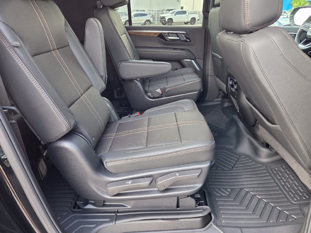 Used 2026 Chevrolet Suburban High Country RWD image 17