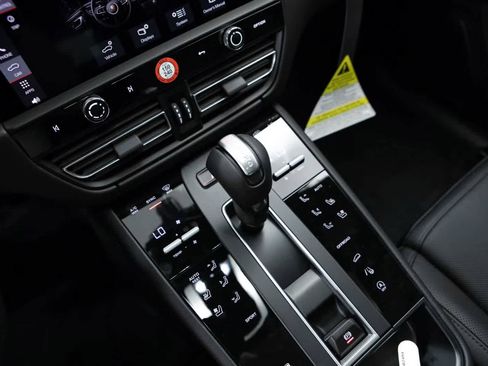 Certified 2026 Porsche Macan AWD/4WD image 27