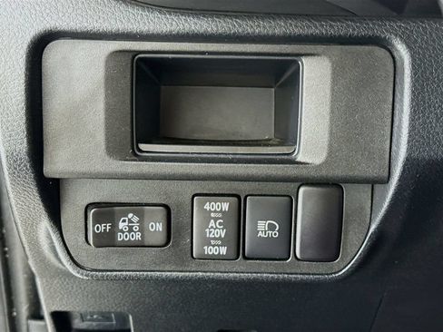 Used 2018 Toyota Tacoma TRD Sport AWD/4WD image 11