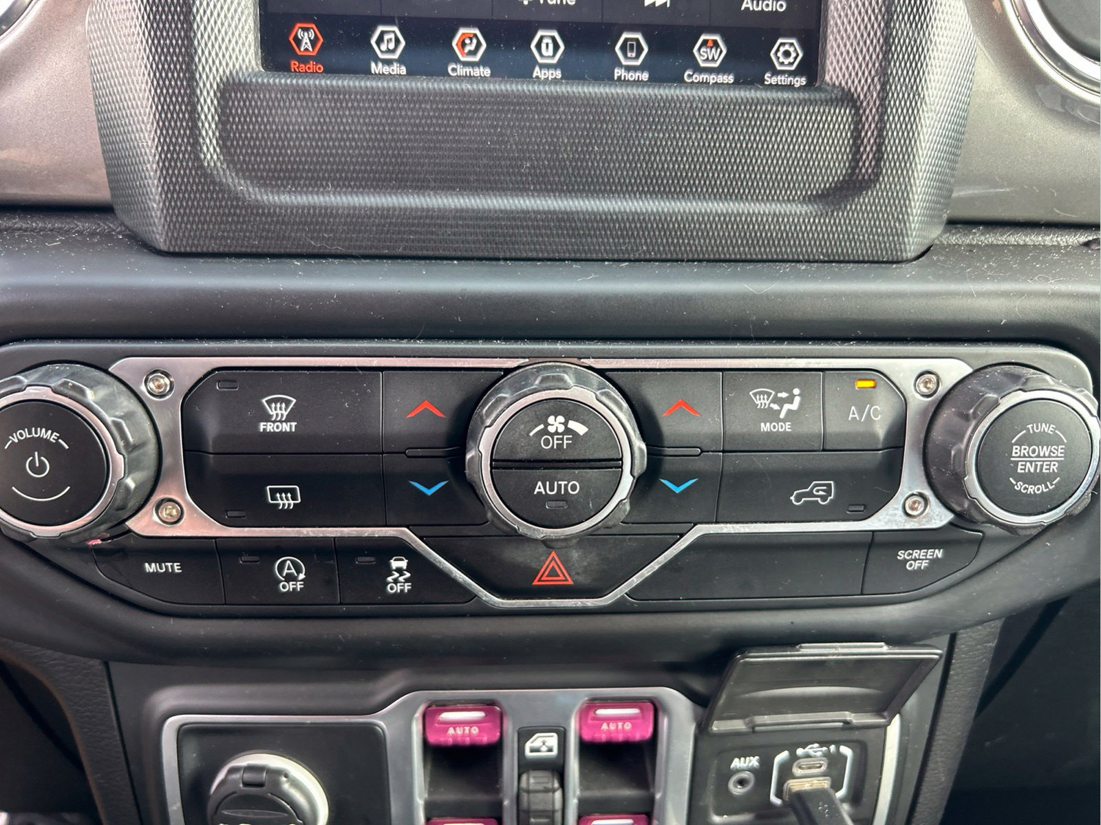 Used 2018 Jeep Wrangler Unlimited Sahara AWD/4WD image 30