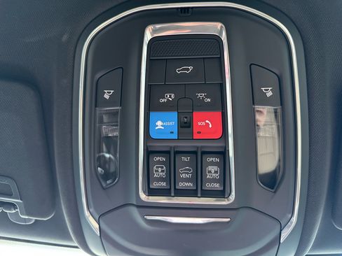 Used 2024 Jeep Grand Cherokee Limited w/ Luxury Tech Group II image 30