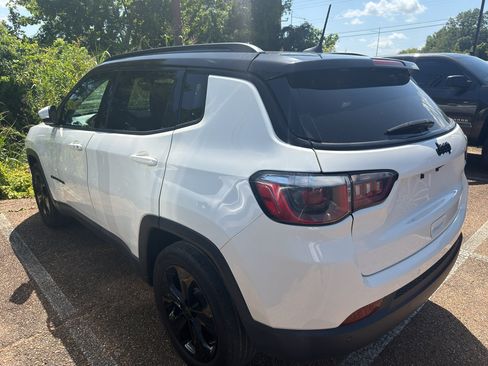 Used 2018 Jeep Compass Latitude w/ Popular Equipment Group FWD image 4