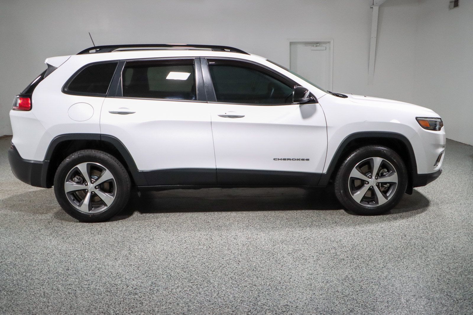 Used 2022 Jeep Cherokee Limited AWD/4WD image 6