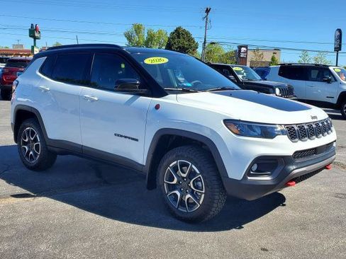 Used 2026 Jeep Compass Trailhawk AWD/4WD image 2