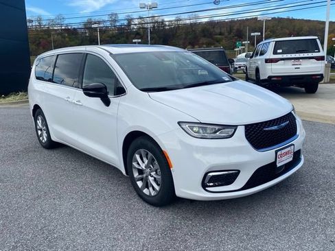 New 2026 Chrysler Pacifica Limited FWD image 2