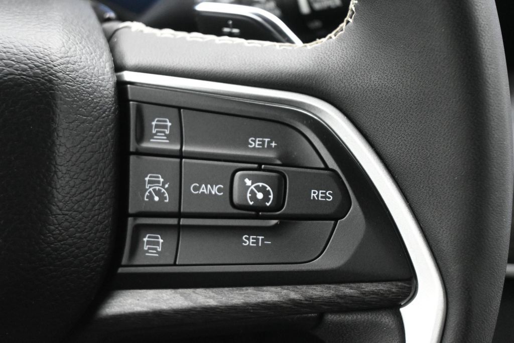 Used 2023 Jeep Grand Cherokee Limited w/ Black Appearance Package AWD/4WD image 9