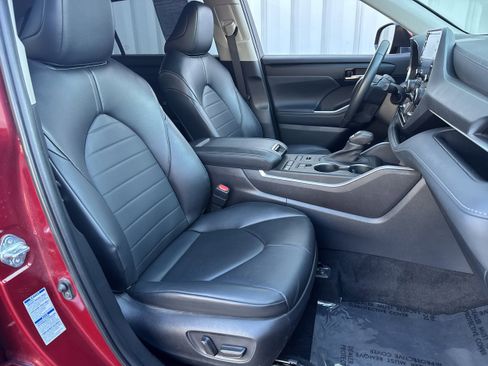 Used 2022 Toyota Highlander XLE image 17