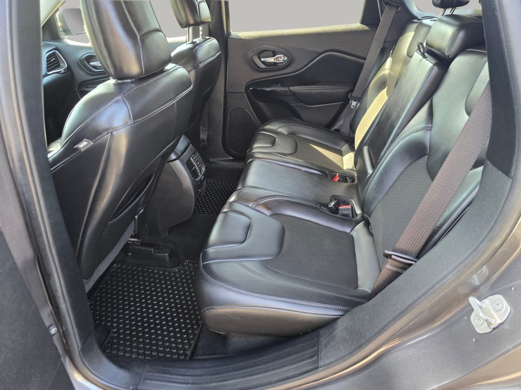 Used 2020 Jeep Cherokee Latitude Plus AWD/4WD image 24