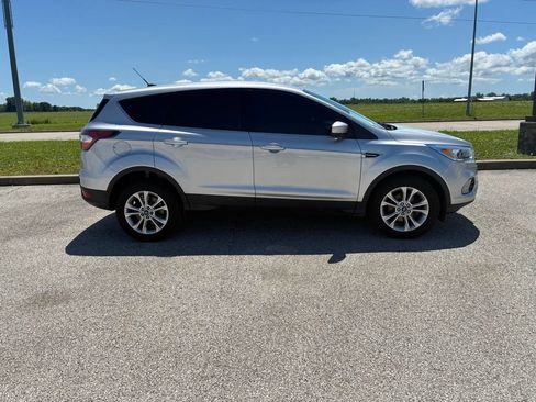 Used 2017 Ford Escape SE FWD image 8