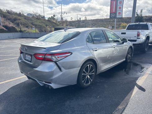 Used 2020 Toyota Camry SE image 2