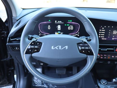 Used 2023 Kia Niro SX image 28