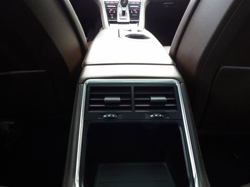 Used 2018 Porsche Panamera image 17